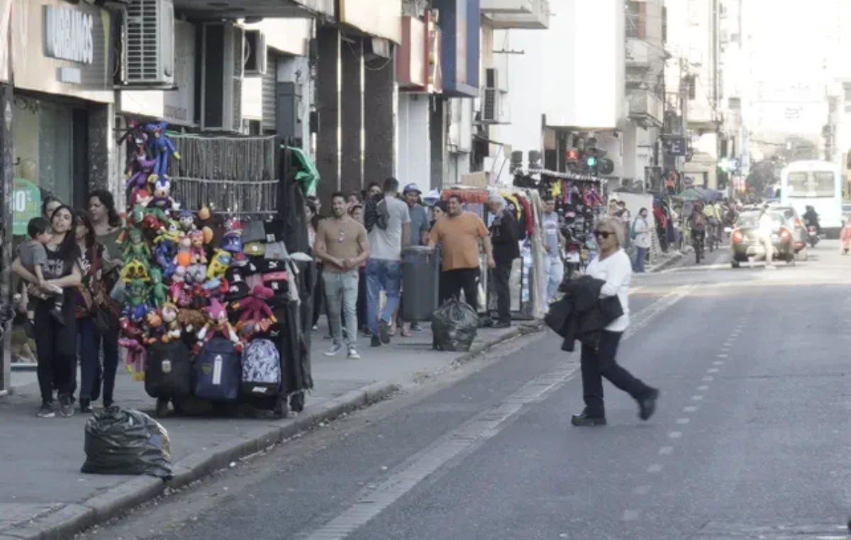 Rosario: Hay hasta cuatro puestos de venta ambulante por cuadra en calle San Luis