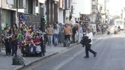 Rosario: Hay hasta cuatro puestos de venta ambulante por cuadra en calle San Luis