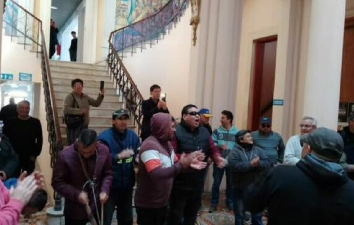 Empleados municipales de Gualeguaychú se manifestaron en el municipio