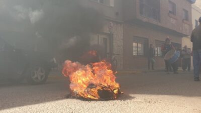 Con quema de neumáticos, los municipales de Gualeguaychú protestaron frente a Trabajo