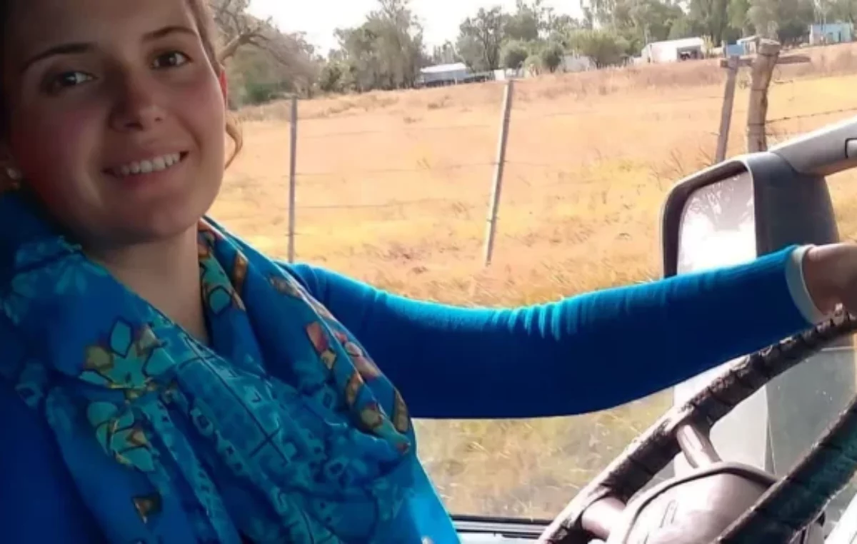 Daiana, la primera mujer conductora del camión del Municipio de Villa Huidobro