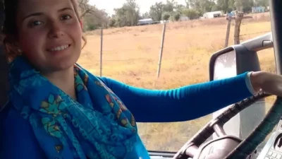 Daiana, la primera mujer conductora del camión del Municipio de Villa Huidobro