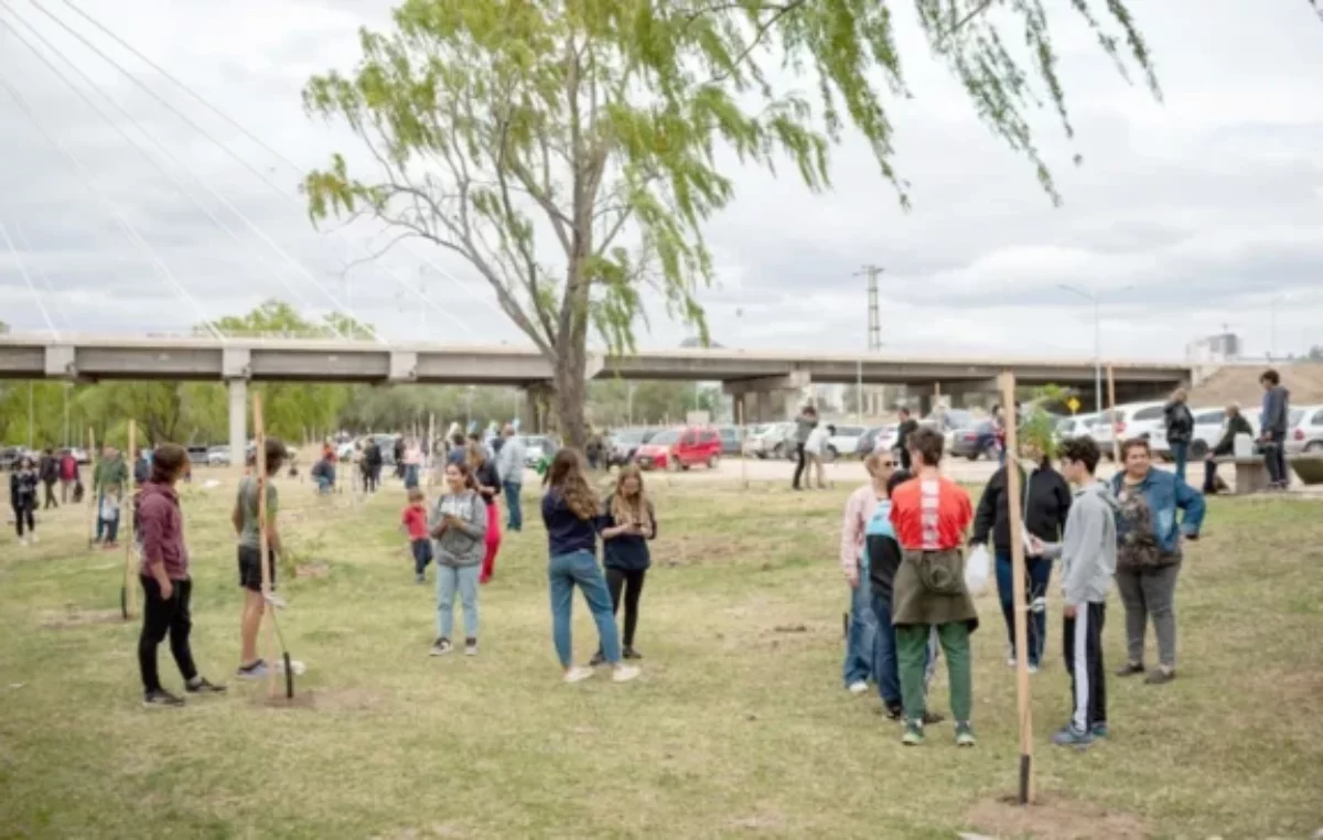 Forestando Mi Ciudad: se plantaron 1.000 algarrobos en la costanera sur de Río Cuarto