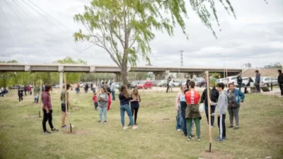 Forestando Mi Ciudad: se plantaron 1.000 algarrobos en la costanera sur de Río Cuarto
