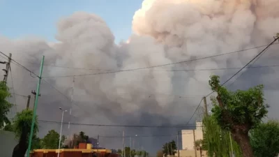 Incendios en las islas: impactantes imágenes de la enorme masa de humo sobre Ramallo