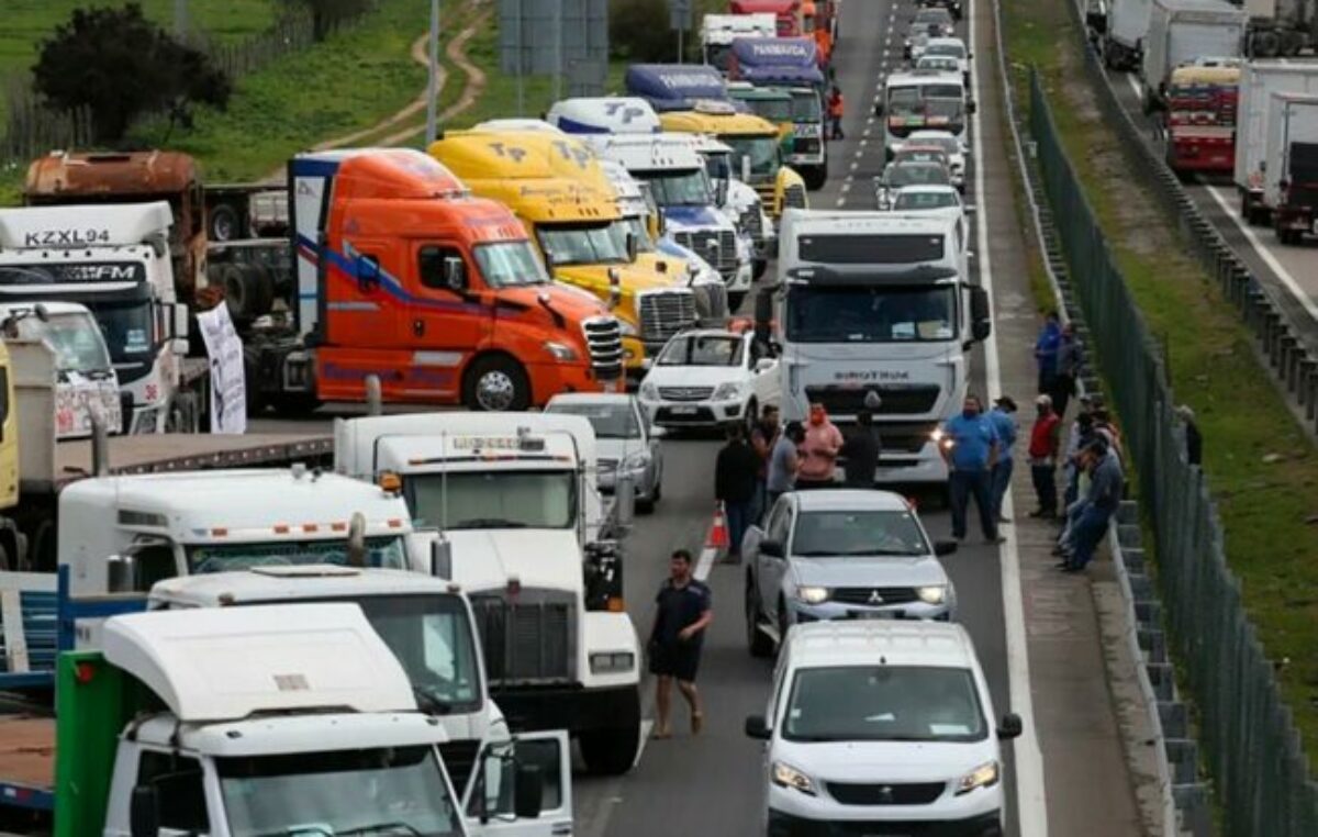 Dueños de camiones chilenos cortan rutas por el precio del petroleo y la inseguridad
