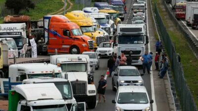 Dueños de camiones chilenos cortan rutas por el precio del petroleo y la inseguridad