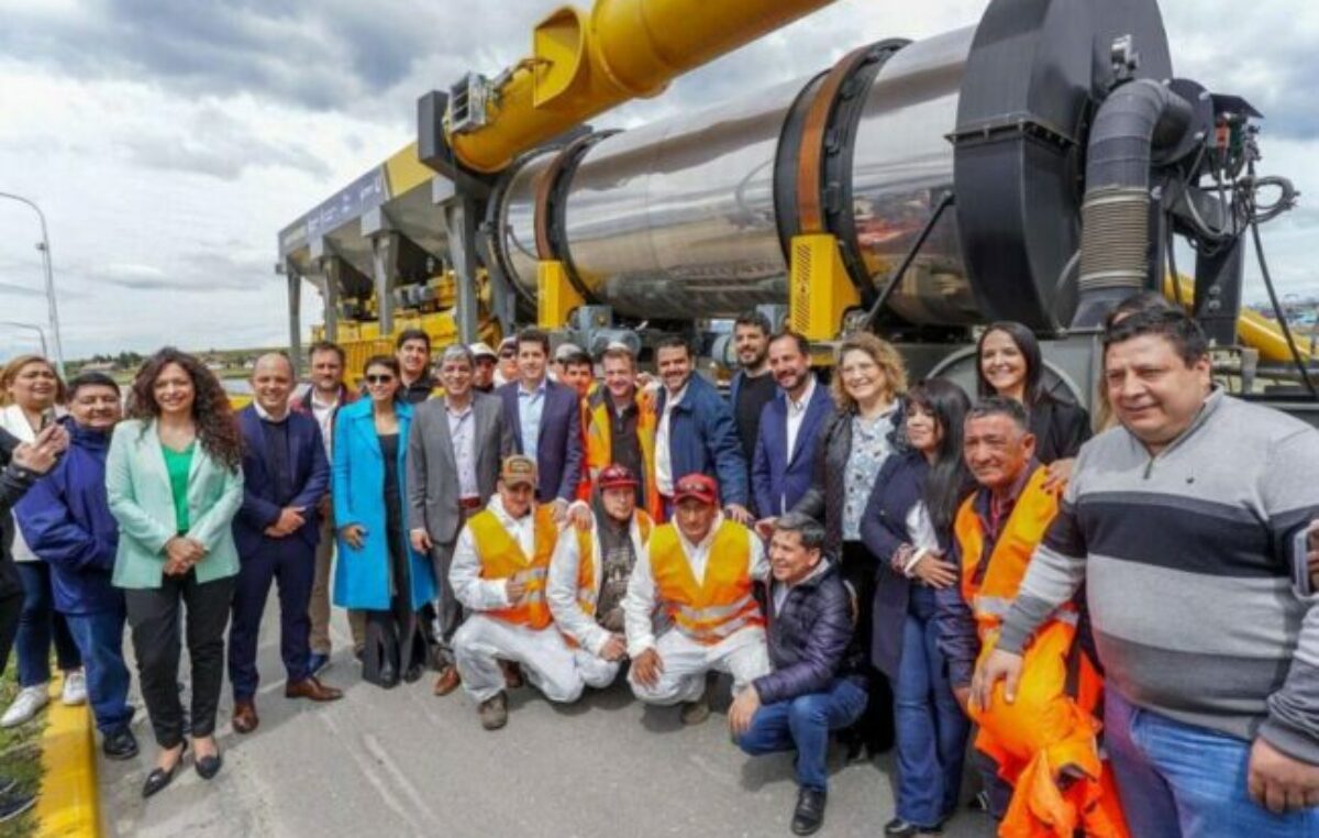 El intendente de Ushuaia presentó la nueva fábrica de asfalto en caliente