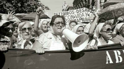 «La mujer que enfrentó a la dictadura sin más defensa que el dolor»