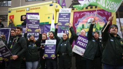 Trabajadores de ambulancias se declararon en huelga en Reino Unido