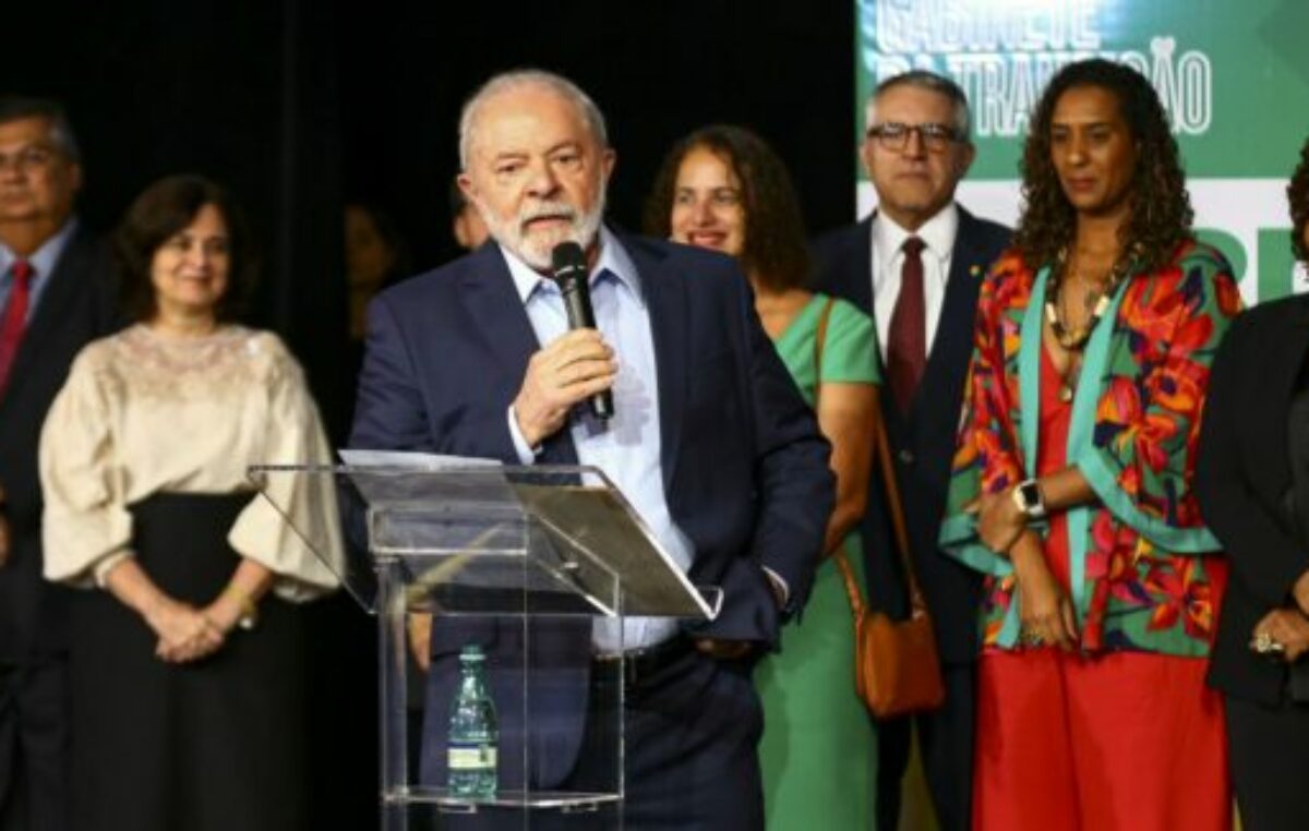 Lula anuncia a 16 nuevos ministros y da una cartera al vicepresidente