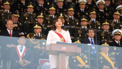 Perú: Dina Boluarte destituye a centenares de autoridades regionales