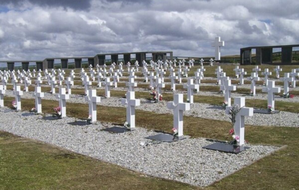 Recrearán el cementerio de Darwin de las Islas Malvinas en Mar del Plata