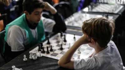 Cada vez más chicos rosarinos se suman al programa municipal de ajedrez