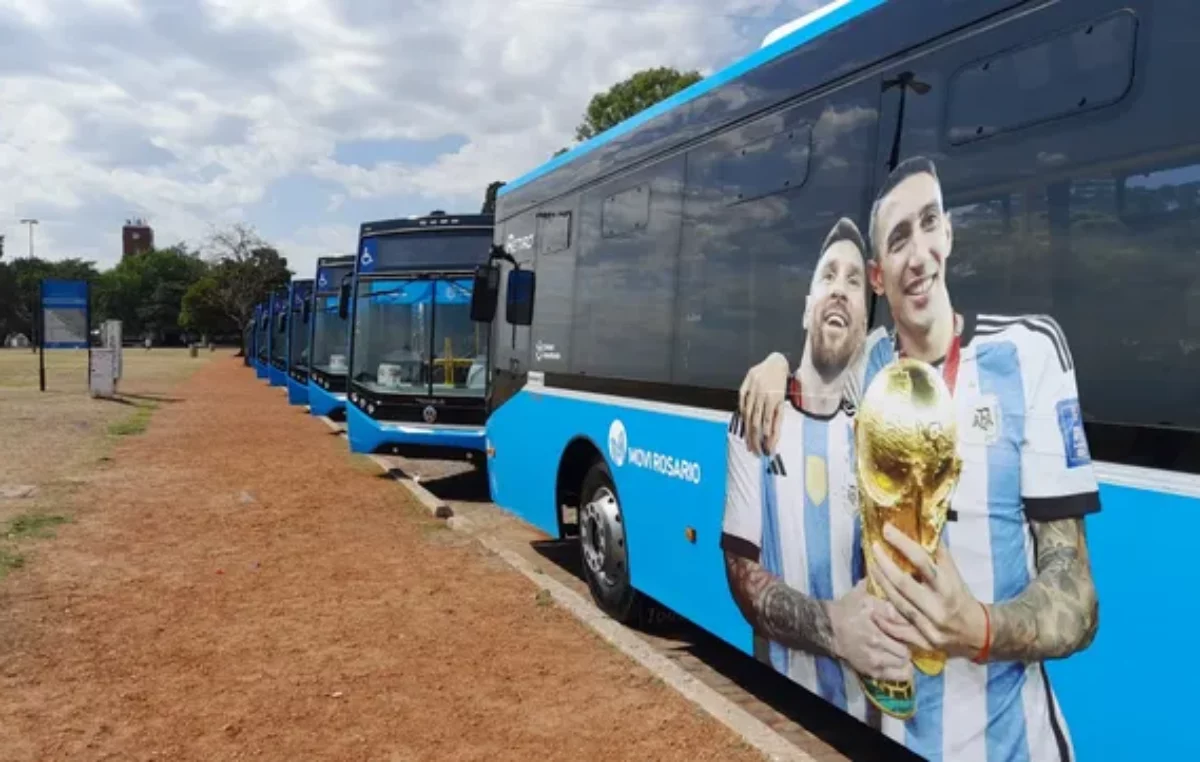 Rosario: presentaron 15 nuevos colectivos que se suman al sistema con homenaje a Messi y Di María