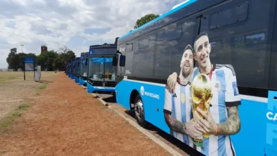 Rosario: presentaron 15 nuevos colectivos que se suman al sistema con homenaje a Messi y Di María