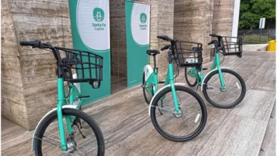 Este miércoles comienzan a funcionar las 130 bicicletas públicas en Santa Fe: hay 22 estaciones y se retiran con una app