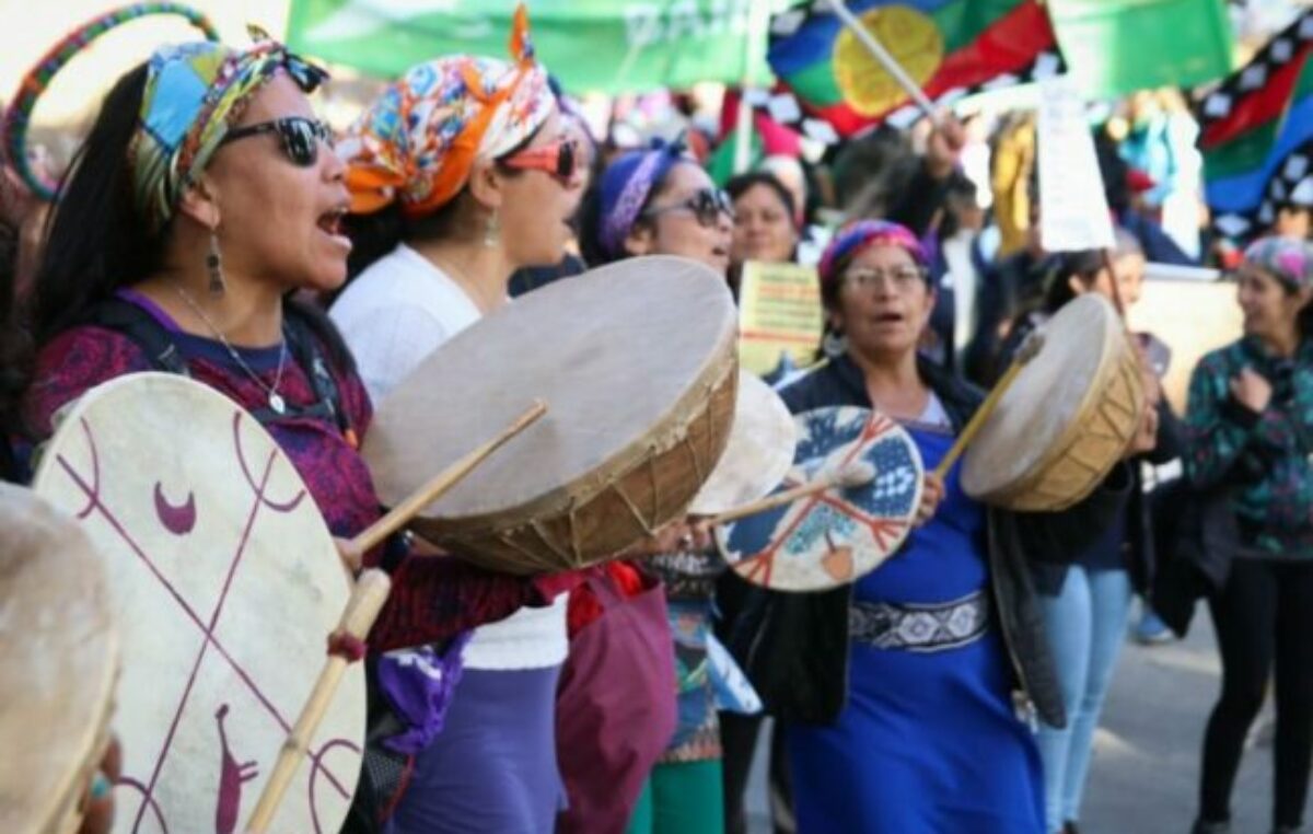 En Bariloche, la marcha por el Día de la Mujer tuvo un perfil mapuche