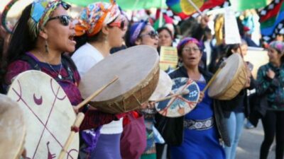 En Bariloche, la marcha por el Día de la Mujer tuvo un perfil mapuche