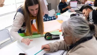 En las escuelas municipales de Córdoba, jóvenes y adultos pueden terminar el primario