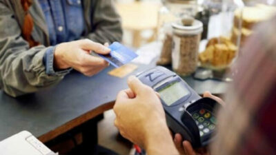 En marzo, casi la mitad de los cordobeses no llegó a fin de mes y debió comprar comida con su tarjeta de crédito