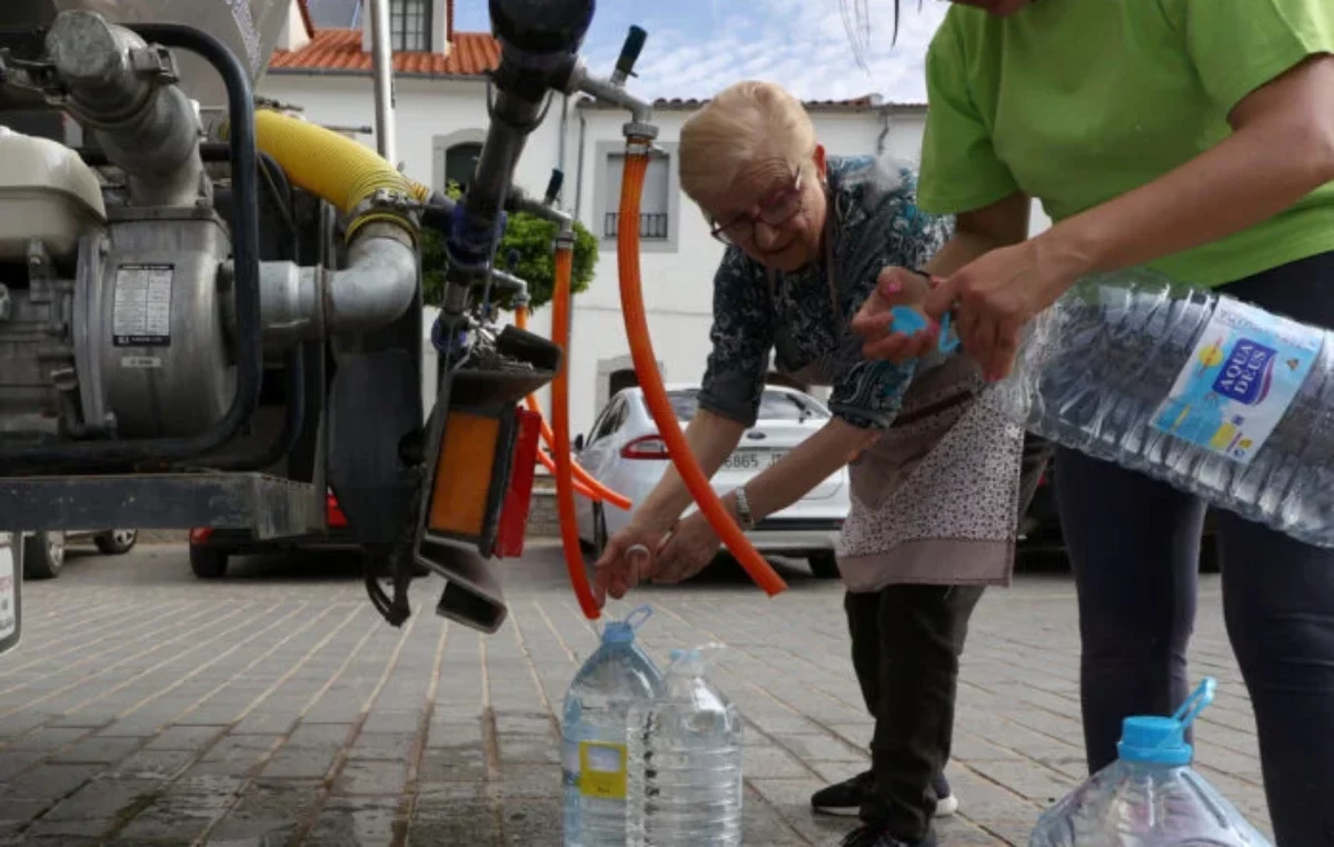 Las altas temperaturas en España obligan a transportar agua en camiones a pueblos azotados por la sequía  