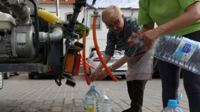 Las altas temperaturas en España obligan a transportar agua en camiones a pueblos azotados por la sequía  
