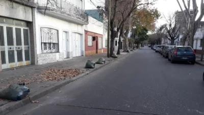 Higiene urbana Rosario: lanzan campaña para recuperar un hábito perdido, el barrido de veredas