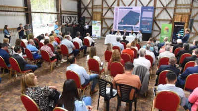 La provincia de Santa Fe firmó convenios con municipios y comunas para avanzar con la conectividad