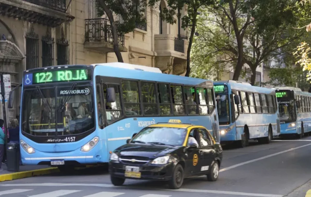 Negociaciones contrarreloj para evitar el paro de colectivos lanzado para este martes