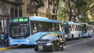 Negociaciones contrarreloj para evitar el paro de colectivos lanzado para este martes