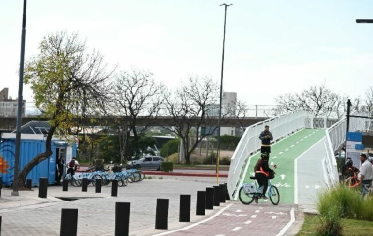Ciudad de Córdoba: conectada a la nueva ciclovía elevada, se puso en marcha la cuarta estación del sistema de bicicletas públicas