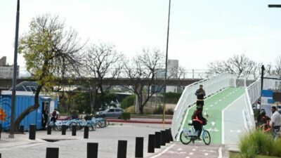 Ciudad de Córdoba: conectada a la nueva ciclovía elevada, se puso en marcha la cuarta estación del sistema de bicicletas públicas