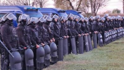 Las Rosas: Brutal represión policial a trabajadores municipales