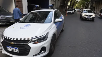 Dos autos equipados para leer patentes barren las calles de Rosario a la caza de infractores