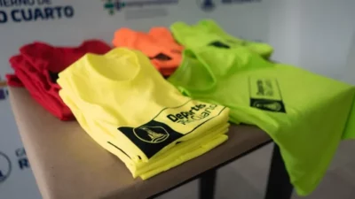 Una cooperativa de mujeres de Río Cuarto confecciona pecheras para las escuelas deportivas