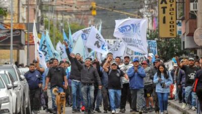 Trabajadores municipales jujeños continúan de huelga en reclamo de aumentos salariales