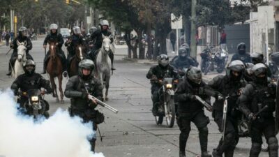 Palos, balas, heridos y detenidos para inaugurar la Constitución de Gerardo Morales