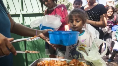 El 46% de los menores de familias pobres no almuerza y un 71% no cena