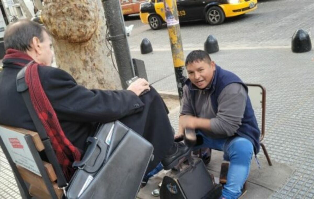 Frente frío: la dura situación de los vendedores callejeros en Mendoza