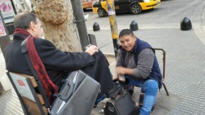 Frente frío: la dura situación de los vendedores callejeros en Mendoza