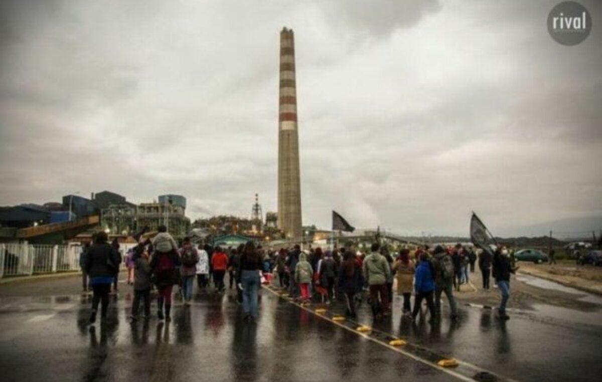 Chile cierra fundición estatal de cobre que contaminó la bahía durante décadas