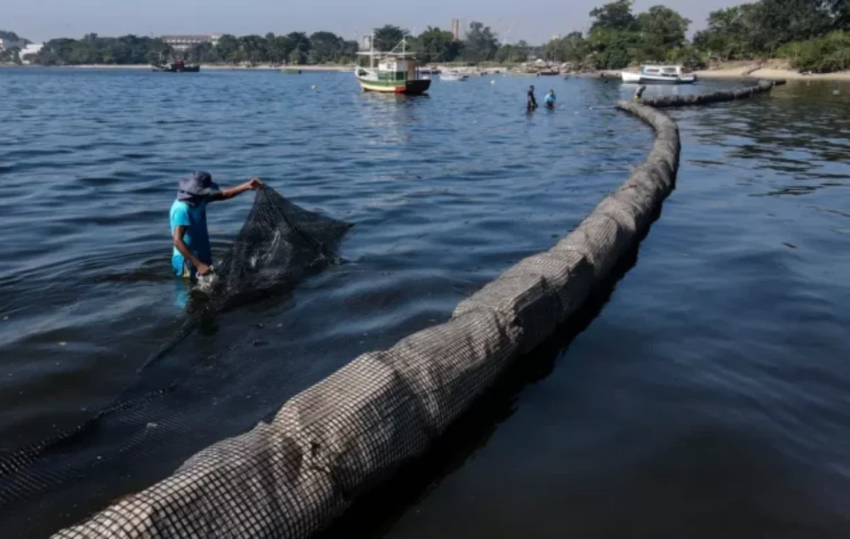 Un proyecto en Río de Janeiro busca una solución sostenible para la basura flotante del mar de Brasil