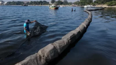 Un proyecto en Río de Janeiro busca una solución sostenible para la basura flotante del mar de Brasil