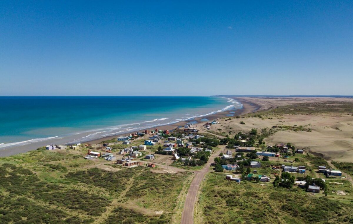 Cómo es la playa desconocida de la Patagonia en la que apenas viven 5 personas