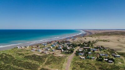 Cómo es la playa desconocida de la Patagonia en la que apenas viven 5 personas