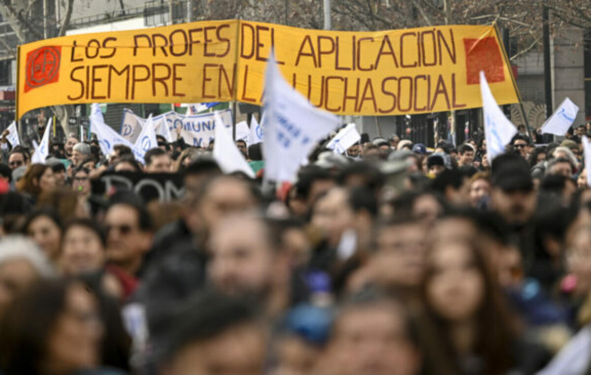 Profesores marcharon en Chile para reclamar millonaria deuda con la educación pública