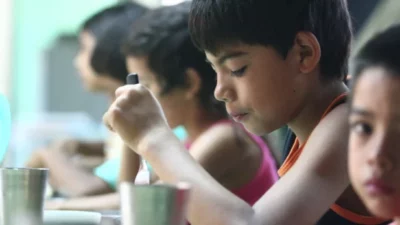 Santa Fe: Aumentó un 20 % la cantidad de chicos que asiste a los comedores escolares desde la prepandemia