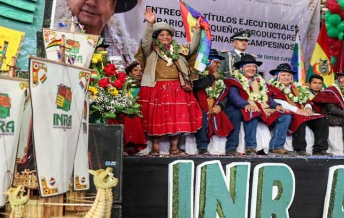 Bolivia: Arce entregó 13.254 títulos agrarios en La Paz