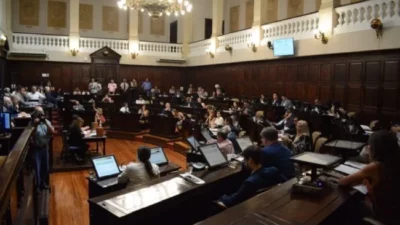 Legislatura Mendocina: 1.000 empleados, cajas de contratos y sueldos de $600.000